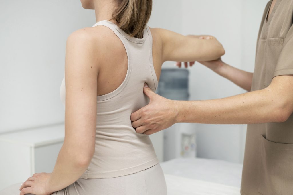 Desvendando os Benefícios da Osteopatia: Seu Caminho para o Bem-Estar 3 enfermeira cuidando do paciente 1