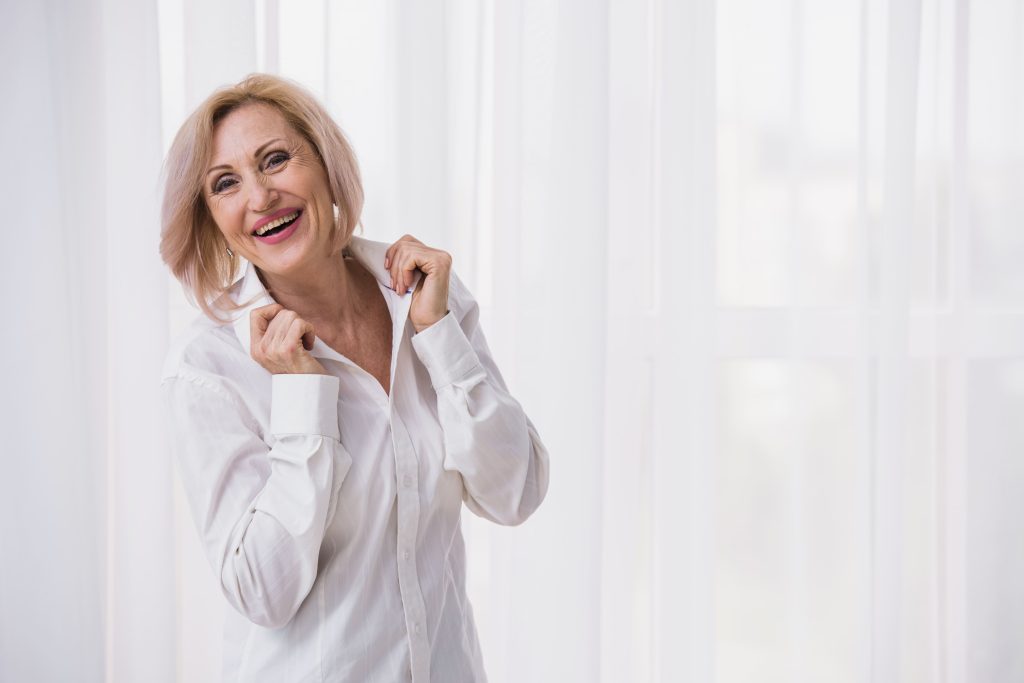 Protocolo Fibrovità: 5 pilares para uma solução abrangente na Fibromialgia 2 velha senhora com cabelo curto olhando feliz 1