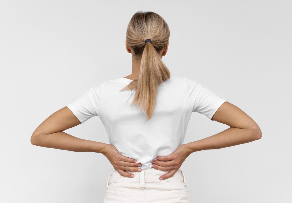 Hipercifose: Conheça 5 possíveis causas dessa condição postural 2 mulher com dor nas costas