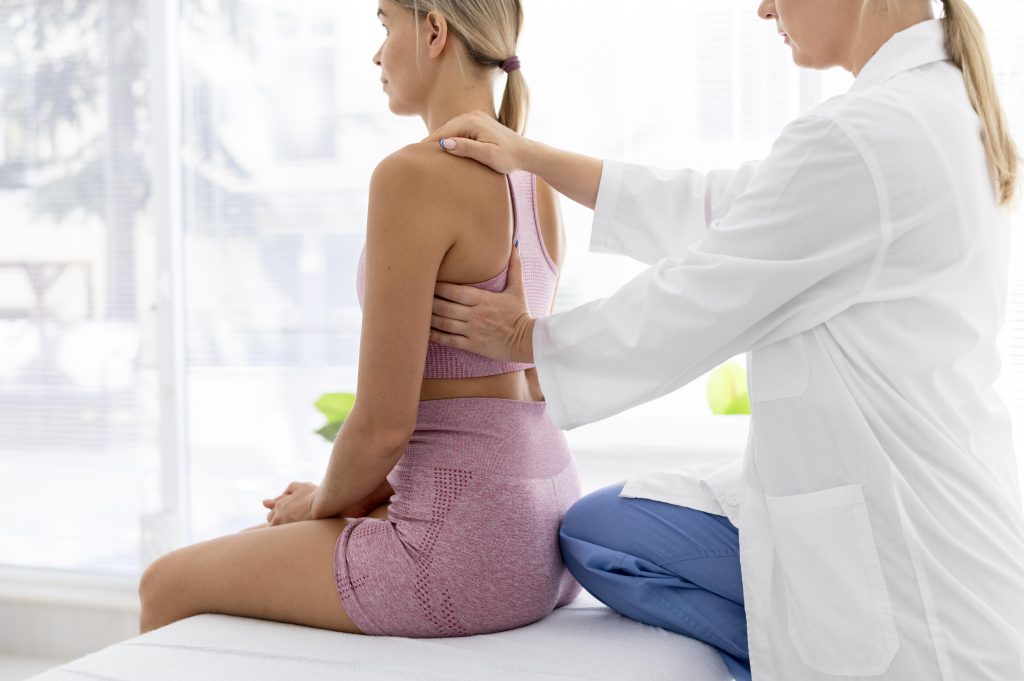 Descubra a Microfisioterapia: O Caminho para a Cura Profunda 3 mulher jovem em roupas esportivas praticando um exercicio em uma sessao de fisioterapia 1