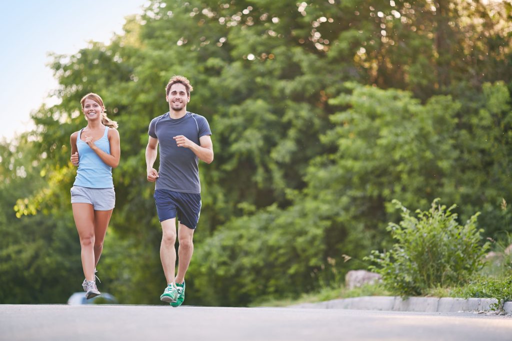 Exercícios Terapêuticos para Fibromialgia: Conheça 6 benefícios para melhorar sua qualidade de vida 4 couple training morning 1