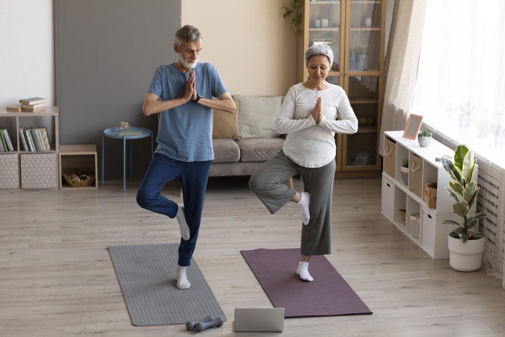 Exercícios Terapêuticos para Fibromialgia: Conheça 6 benefícios para melhorar sua qualidade de vida 5 senior couple exercising home 1