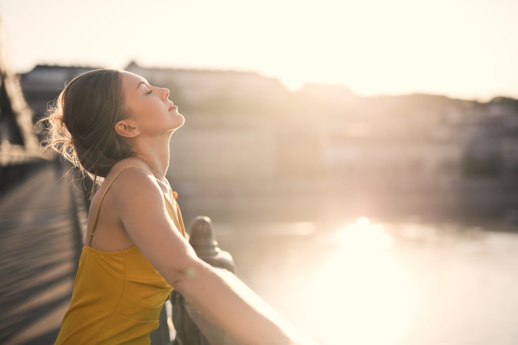 Autocuidado: 5 Práticas Diárias para uma Vida Equilibrada 2 young woman bridge